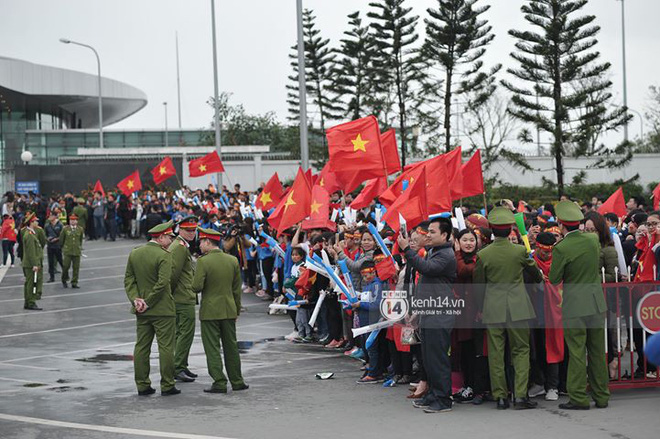 Người hâm mộ Việt Nam nhuộm đỏ sân bay Nội Bài Người hâm mộ Việt Nam nhuộm đỏ sân bay Nội Bài